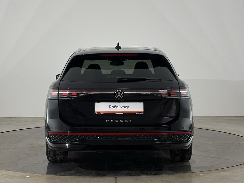 Volkswagen Passat R-Line People DSG - fotka 17 z 31