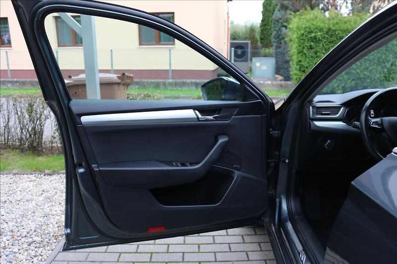 Škoda Superb 2,0 110Kw, ČR, Tažné - fotka 9 z 47