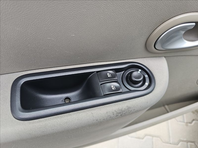 Renault Clio 1,2 i 55KW Grandtour klima ALU - fotka 13 z 35