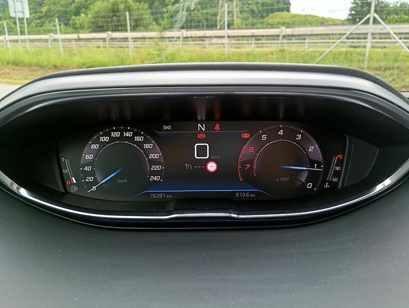 Peugeot 5008 (2021) ALLURE PACK PureTech 130 EAT8 - fotka 13 z 24