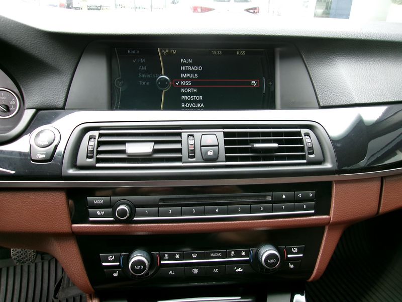 BMW Řada 5 (2010) 520d combi  - fotka 16 z 28