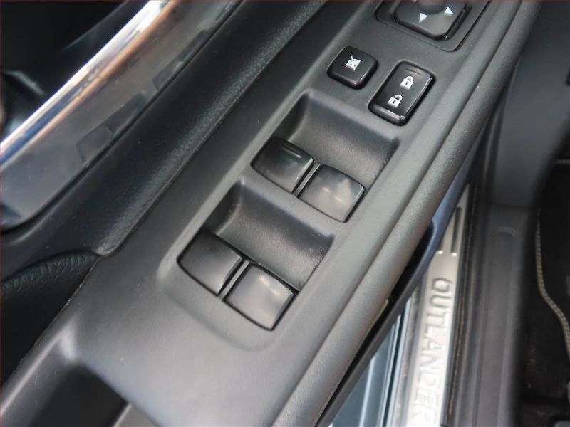 Mitsubishi Outlander (2014) 2.2 DI-D, 4X4, 7 míst, Navi - fotka 14 z 16
