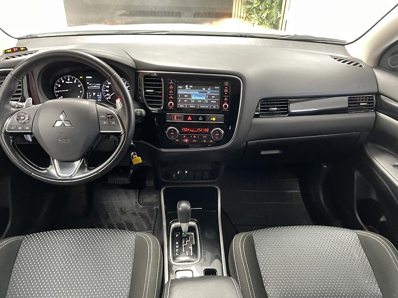 Mitsubishi Outlander 2.0 MIVEC AT 4x4 ČR REZERVACE - fotka 20 z 25