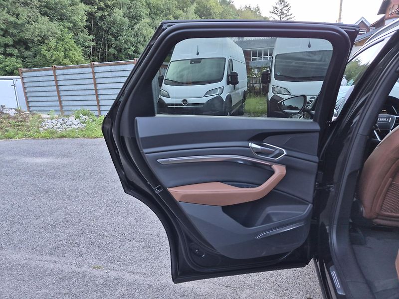 Audi e-tron 55 QUATTRO 300kw S LINE SOH92% - fotka 35 z 44