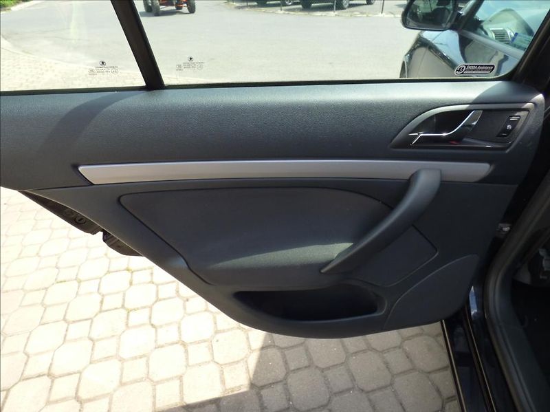 Škoda Octavia 1,6 TDI DSG, Xenon, Digi Klima - fotka 35 z 49
