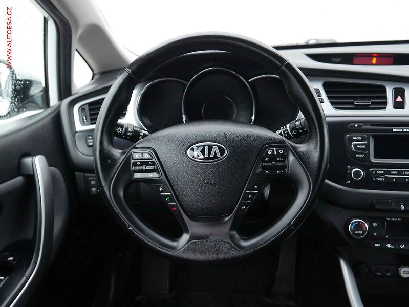 Kia Ceed (2012) 1.4CVVT, 2.maj,ČR, P.čidla - fotka 13 z 15