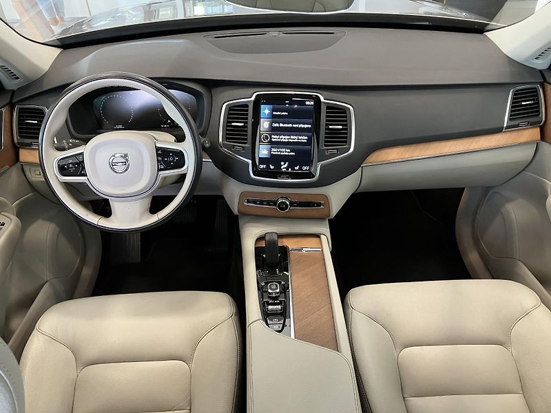 Volvo XC90 B5 AWD Momentum AT8 - fotka 19 z 43
