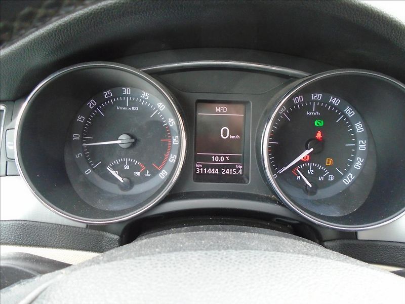 Škoda Superb 2,0   2.0.TDI-CR-125KW - fotka 23 z 28
