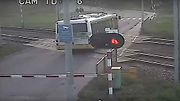 Tento střet vlaku s autobusem dopadl naštěstí bez zranění.