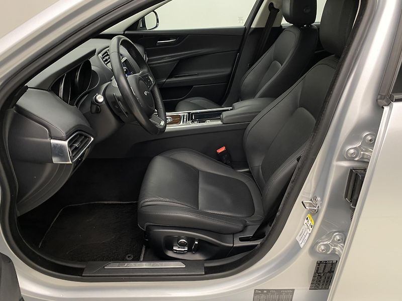 Jaguar XE 30t 221kW AWD AUT CZ - fotka 3 z 39