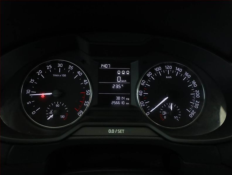 Škoda Octavia (2014) 1.6 TDI, Tempomat - fotka 8 z 12
