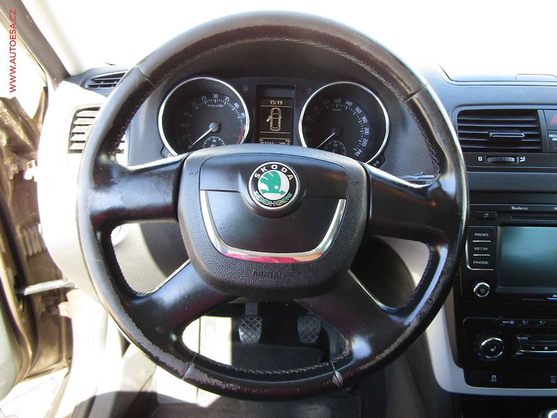 Škoda Yeti (2010) 2.0 TDi 4x4, AC, tempo, park - fotka 15 z 17