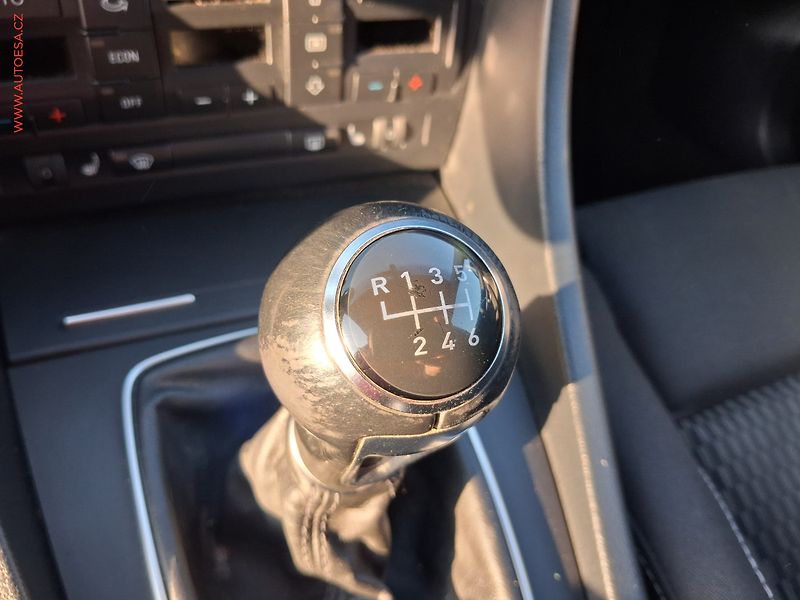 Seat Exeo (2009) 2.0TDi, Sport, bíxen, šíbr - fotka 14 z 15