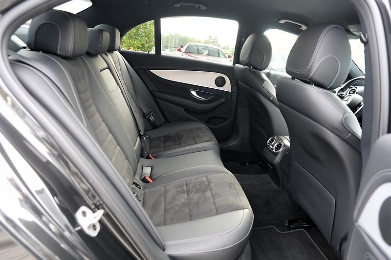 Mercedes-Benz Třídy E E 200 4Matic AMG/LED/360/ČR - fotka 30 z 44