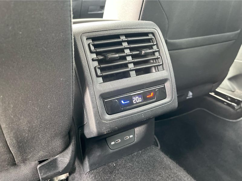 Volkswagen Golf Style 2.0 TDI 110 kW DSG Varia - fotka 25 z 29