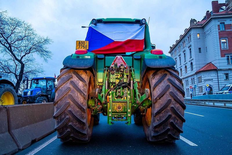 Demonstrace zemědělců před ministerstvem zemědělství a blokáda pražské magistrály. Na snímku je traktor John Deere 7730.