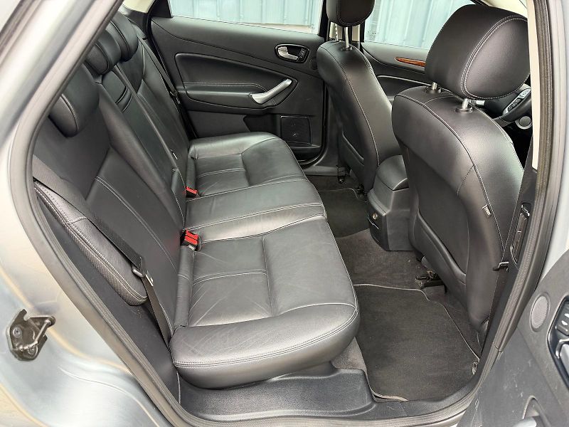 Ford Mondeo 2,0i 16V Ghia / servis.kn. /  - fotka 16 z 31