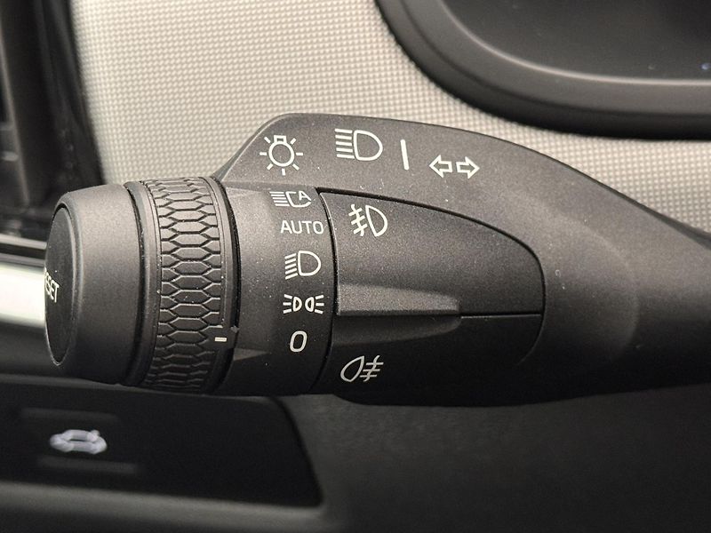 Volvo V90 B4 BRIGHT PLUS AUT - fotka 29 z 46