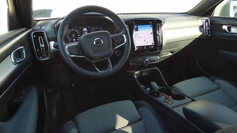 Volvo XC40 T2 FWD Momentum Core - fotka 5 z 22