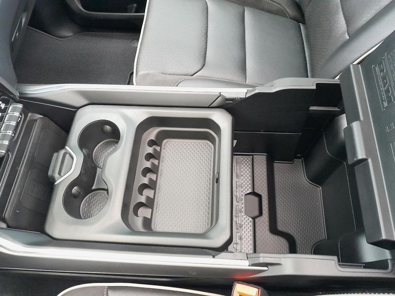 Dodge RAM (2024) 1500, 5.7 V8  Laramie - fotka 38 z 43