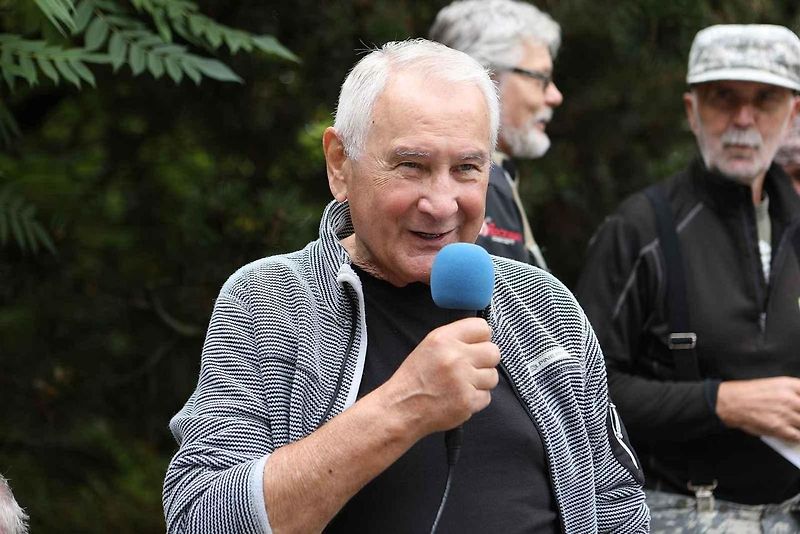 Na akci Jízda do vrchu a výstava historických vozidel se představilo na tři sta automobilů a motocyklů.