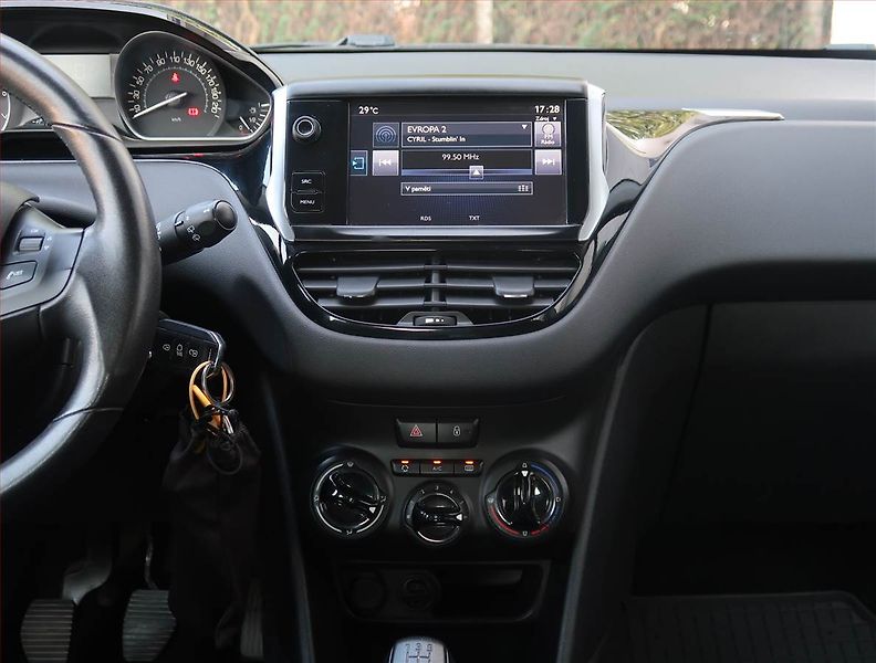 Peugeot 208 (2017) 1.2 PureTech, Tempomat - fotka 12 z 16