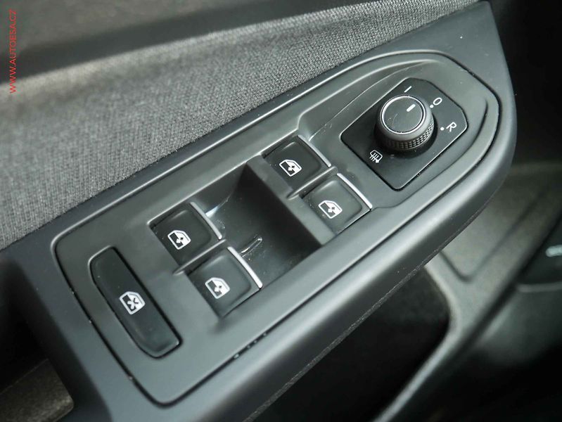 Volkswagen Golf (2023) 1.0TSi, 2.maj,ČR, Life, LED - fotka 11 z 18