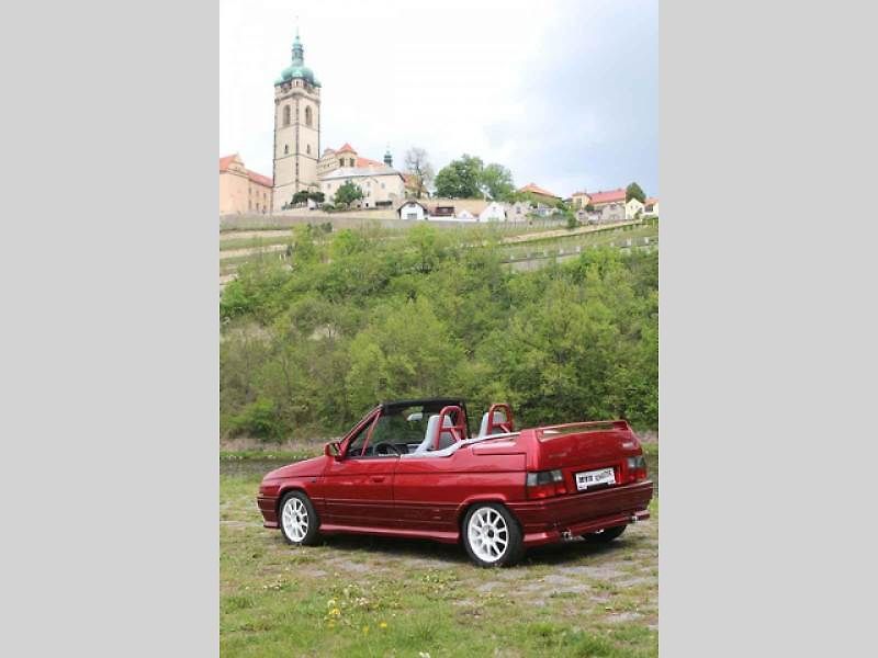 První z kusů nové série má dvoubarevné lakování