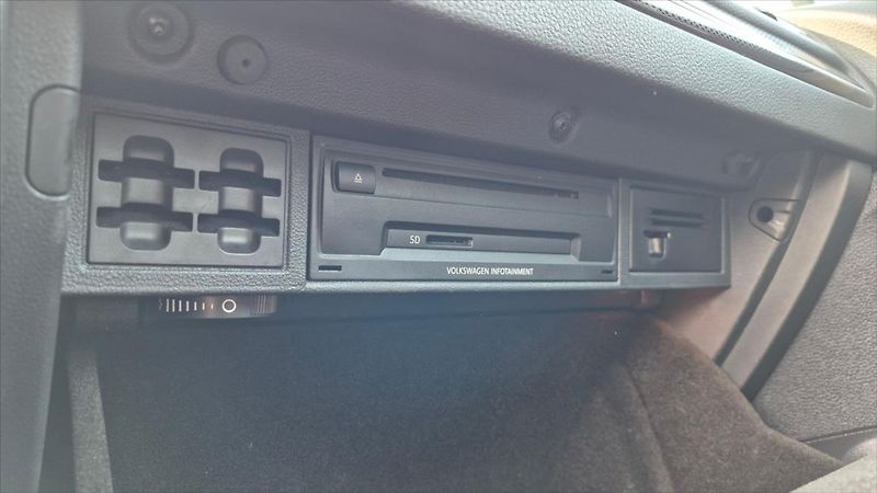 Volkswagen Golf 1,6 TDI DSG COMFORTLINE ČR - fotka 19 z 23