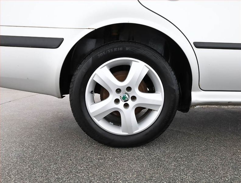 Škoda Octavia (2003) 1.6, nová STK, jezdí výborně - fotka 15 z 15