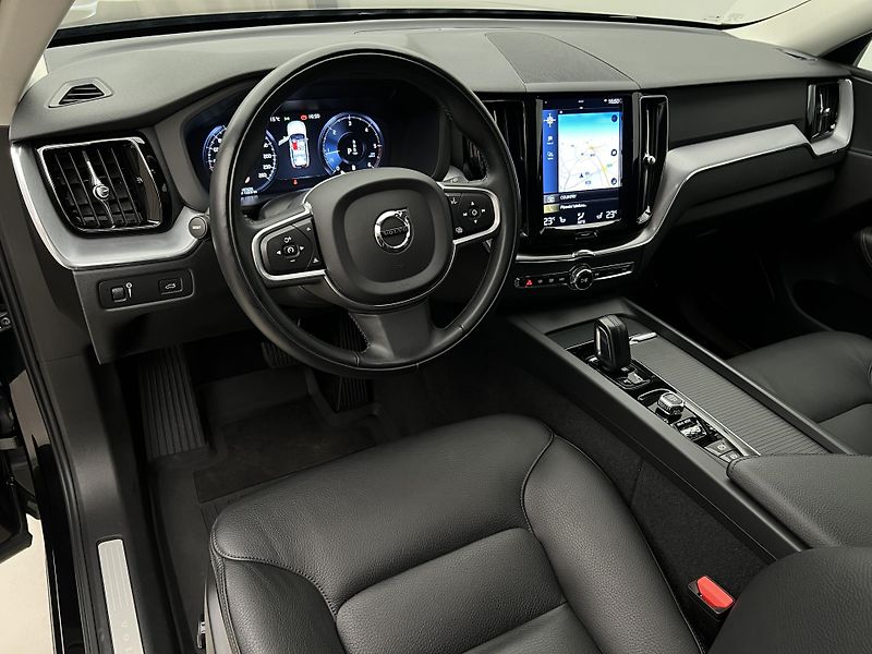 Volvo XC60 B4 AWD MOMENTUM AUT - fotka 4 z 43
