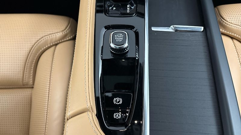 Volvo XC90 2.0 B5 AUT AWD Ultimate Bright - fotka 28 z 34