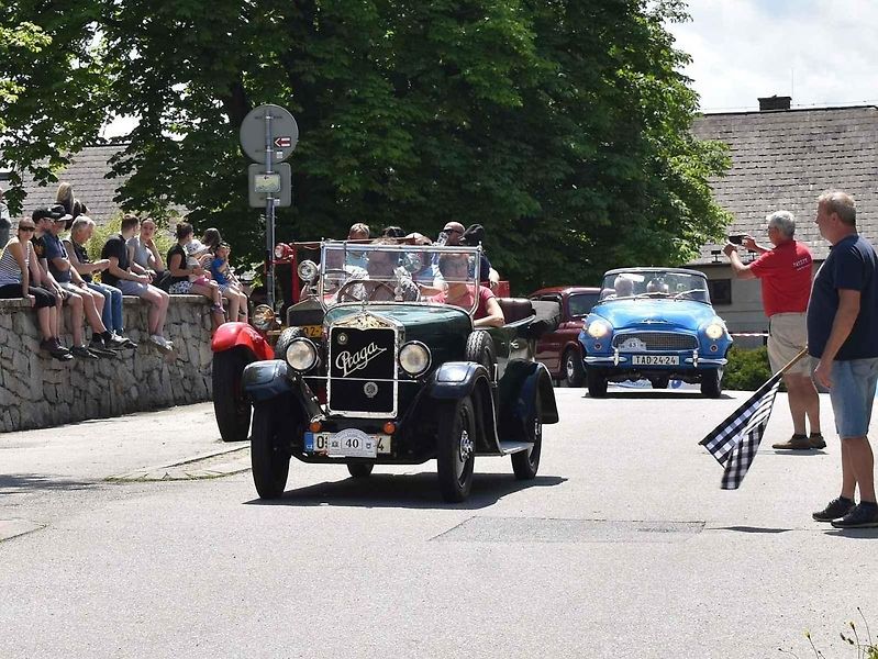 Tradiční závod S kopce do kopce si nenechalo letos ujít na sedm desítek posádek historických automobilů a motocyklů.