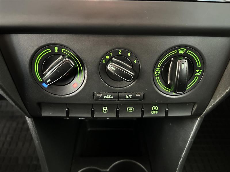 Škoda Rapid 1,2   TSI 81kW,SERVISKA,ŘEMEN - fotka 14 z 20