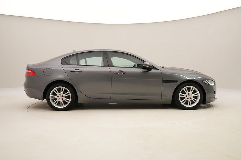 Jaguar XE 2.0D 132kW PURE AUT  - fotka 13 z 40