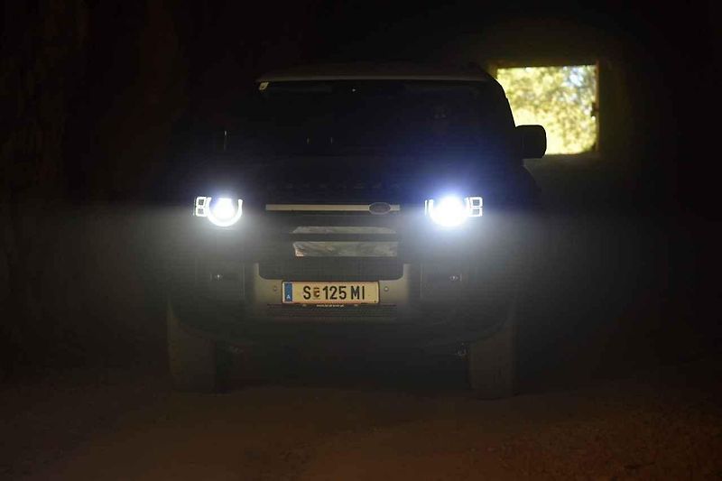Prezentace vozu Land Rover Defender v lomu Velká Amerika