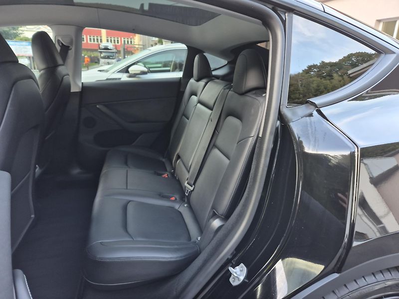 Tesla Model Y PERFORMANCE 393kw 21ALU 93,0% - fotka 42 z 48
