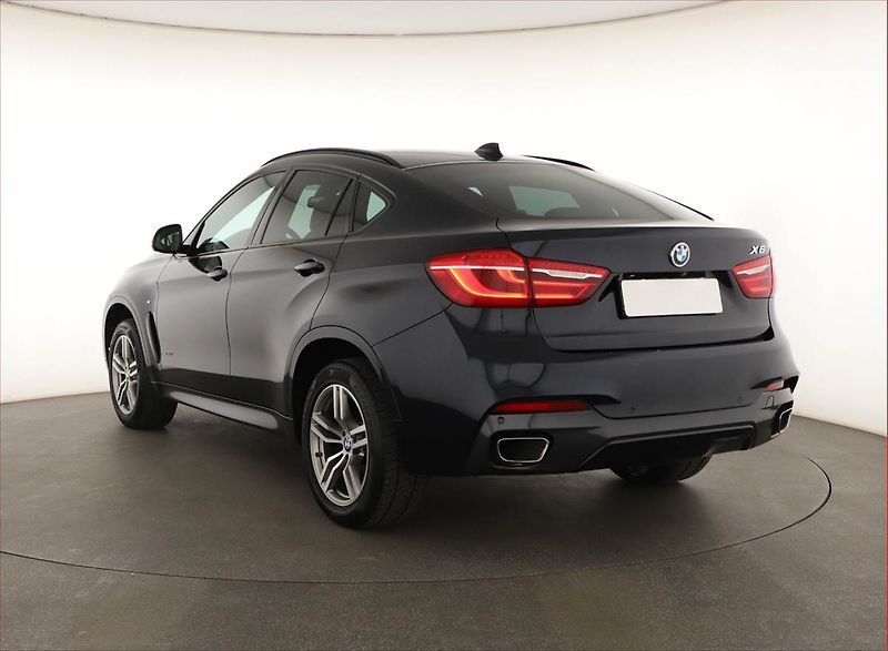BMW X6 (2018) xDrive30d - fotka 4 z 27