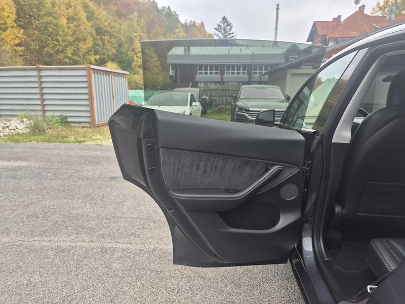 Tesla Model Y RWD 220kw TZ SOH 93,6 % - fotka 37 z 49