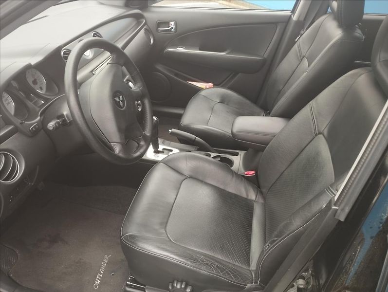 Mitsubishi Outlander 2,4 i 118KW, 4X4, AUTOMAT - fotka 7 z 20