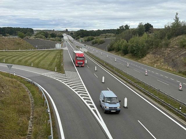 Mobilní zábrany už několik týdnů zpomalují řidiče na D3.