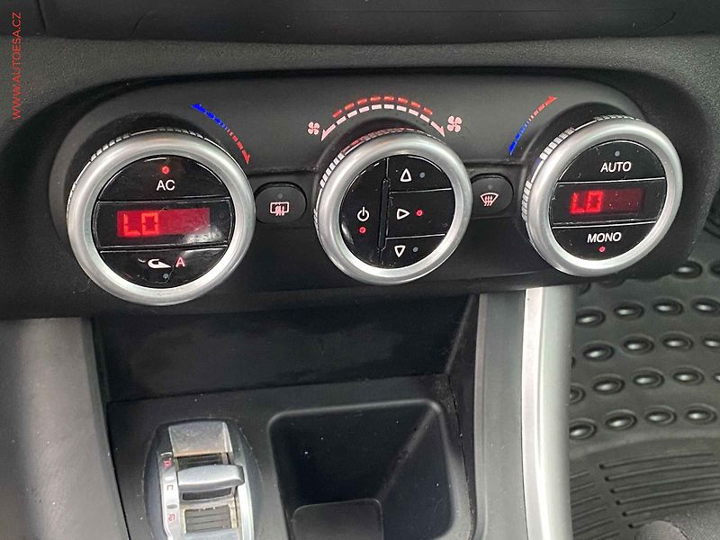 Alfa Romeo Giulietta (2013) 1.6 D, AC, park.asist - fotka 13 z 14
