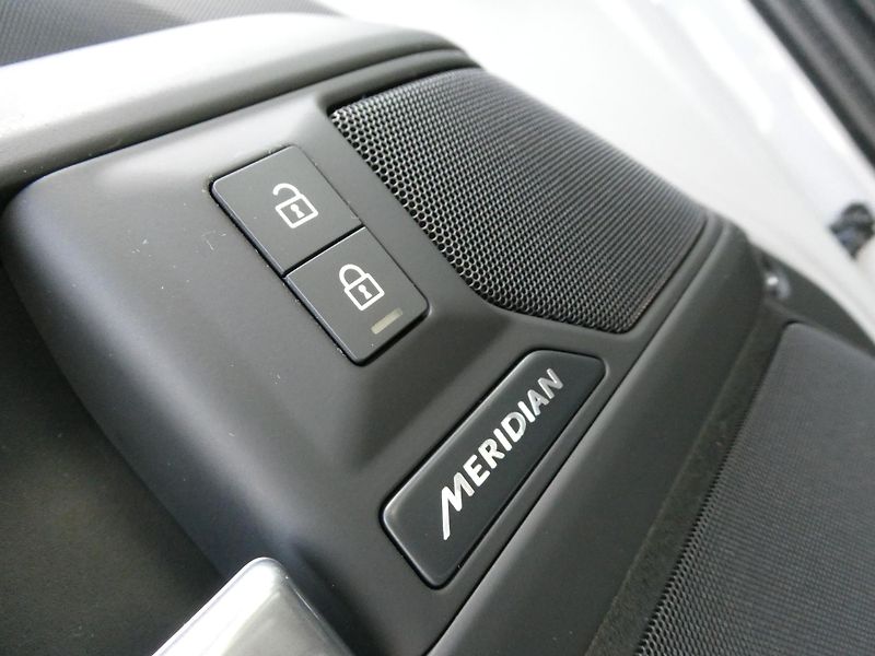 Land Rover Defender 110 3,0 X-Dynamic SE D250 - fotka 12 z 36