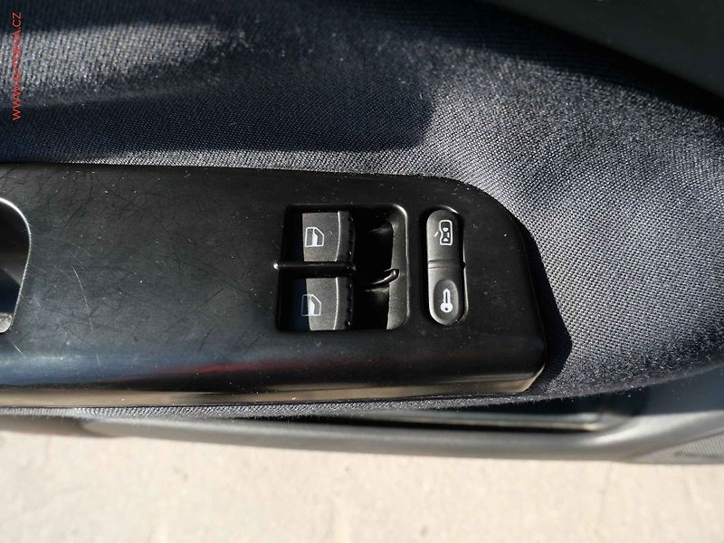 Škoda Octavia (2004) 1.6 MPi, 2.maj,ČR, Park.asist - fotka 11 z 14