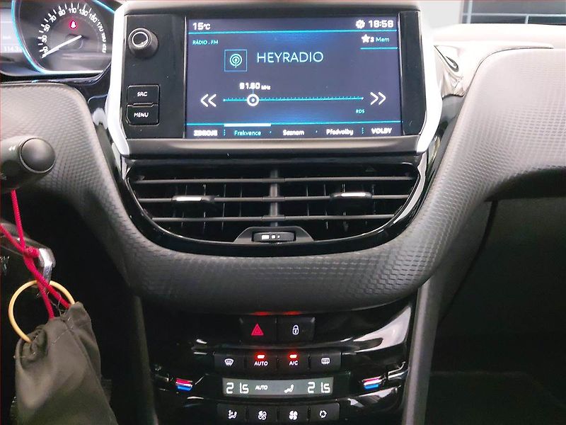 Peugeot 2008 (2018) Allure 1.2 PureTech, ČR,1.maj - fotka 12 z 16