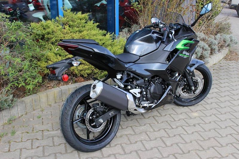 Kawasaki (2025) Ninja 500 MY 2025 SKLADEM - fotka 5 z 9
