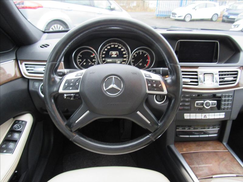 Mercedes-Benz Třídy E 3,0 CDi 350 Bluetec 4MATIC - fotka 12 z 35
