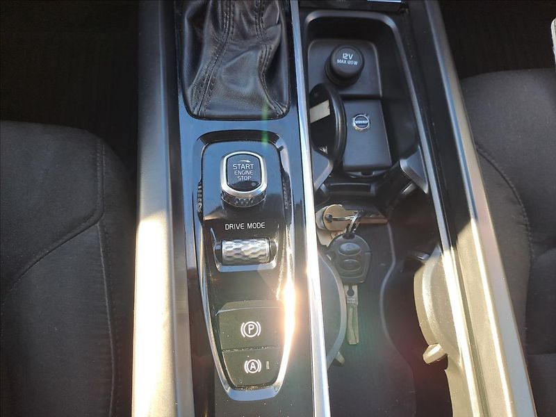 Volvo XC60 2,0 D4 FWD MOMENTUM - fotka 16 z 18