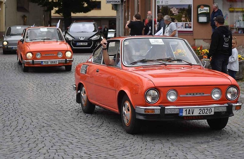 Tři z účastníků srazu před bránou továrny Škoda Auto v Kvasinách