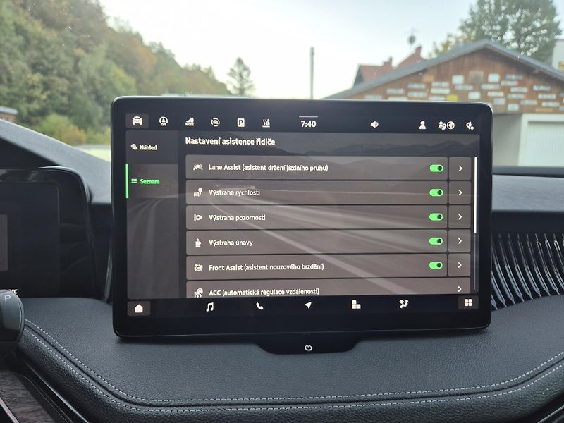 Škoda Superb ZAMLUVENO ! 110kw DSG L&K 18A - fotka 24 z 52